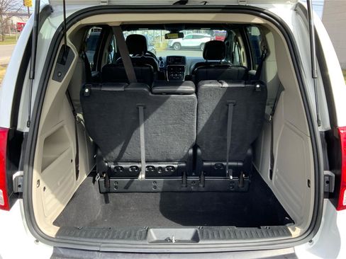 Used 2019 Dodge Grand Caravan SXT image 12