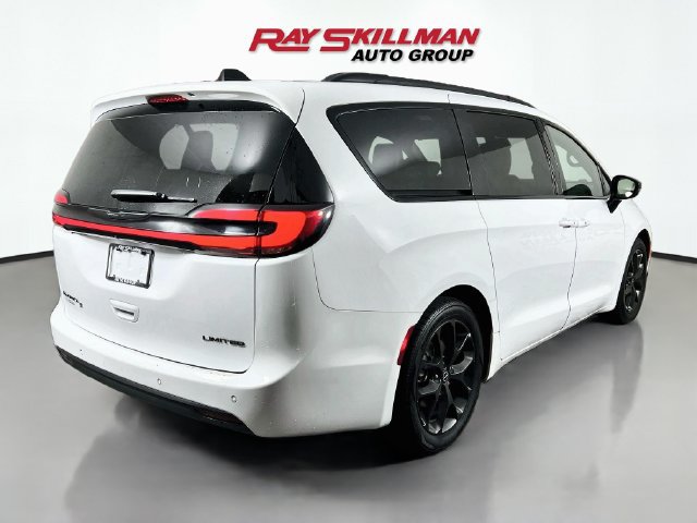 Used 2025 Chrysler Pacifica Limited FWD image 7