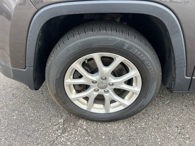 Used 2016 Jeep Cherokee Latitude w/ Cold Weather Group AWD/4WD image 8