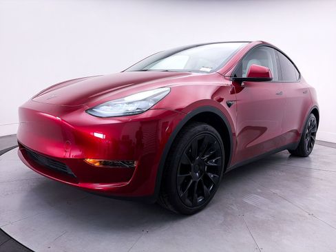 Used 2024 Tesla Model Y 2WD image 12