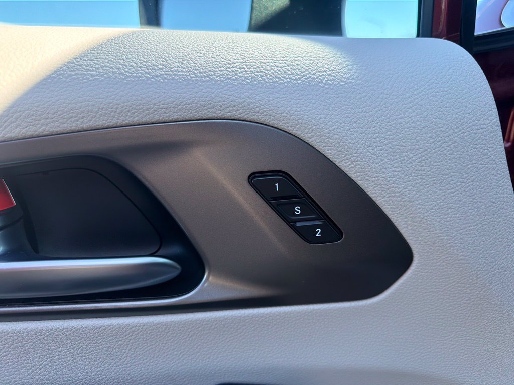 Used 2023 Chrysler Pacifica Touring-L FWD image 21