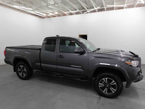 Used 2019 Toyota Tacoma TRD Sport w/ Technology Package image 4