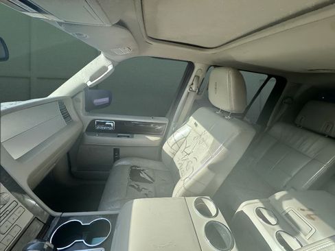 Used 2010 Lincoln Navigator image 25