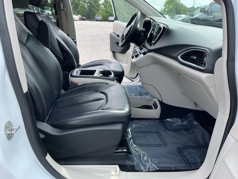 Used 2023 Chrysler Pacifica Touring-L FWD image 32