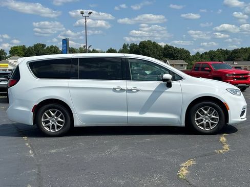 Used 2023 Chrysler Pacifica Touring-L FWD image 44