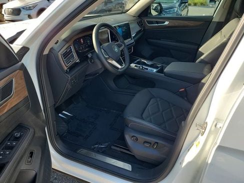 Certified 2024 Volkswagen Atlas SE FWD image 18