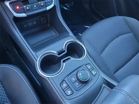 Used 2024 GMC Terrain SLE w/ Driver Convenience Package image 25