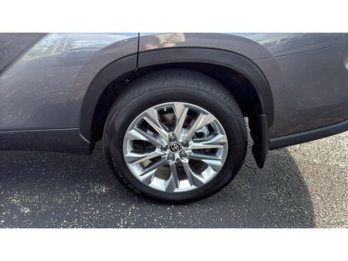 Certified 2024 Toyota Highlander Limited AWD/4WD image 13