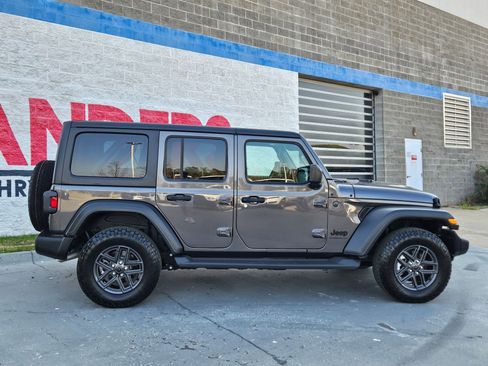 Used 2025 Jeep Wrangler Sport S image 8