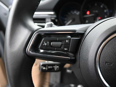 Certified 2025 Porsche Macan AWD/4WD image 16
