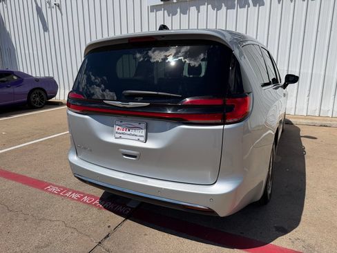 Used 2024 Chrysler Pacifica Touring-L FWD image 6