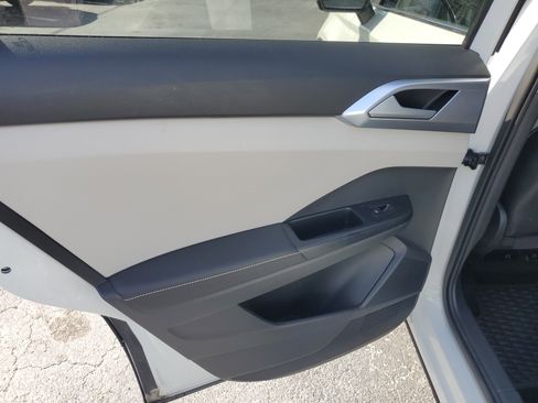 Used 2025 Volkswagen Taos SE image 18