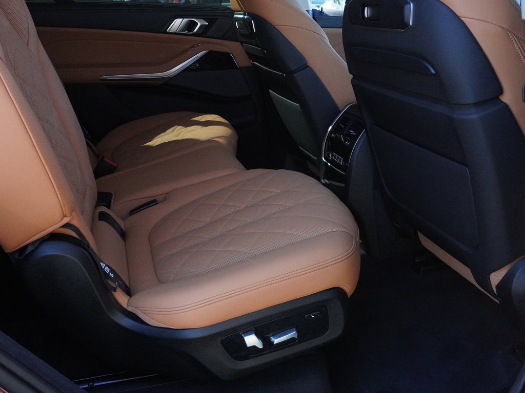 Used 2024 BMW X7 xDrive40i w/ Premium Package AWD/4WD image 37