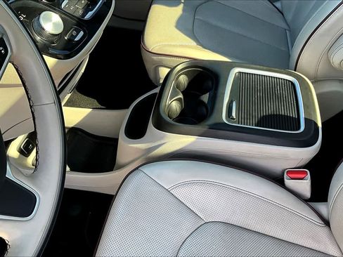Used 2020 Chrysler Pacifica Limited FWD image 17