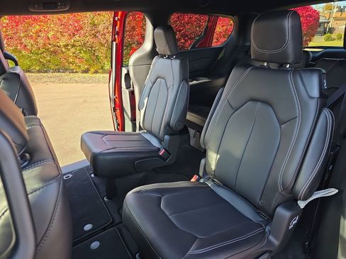 New 2026 Chrysler Pacifica Select image 16