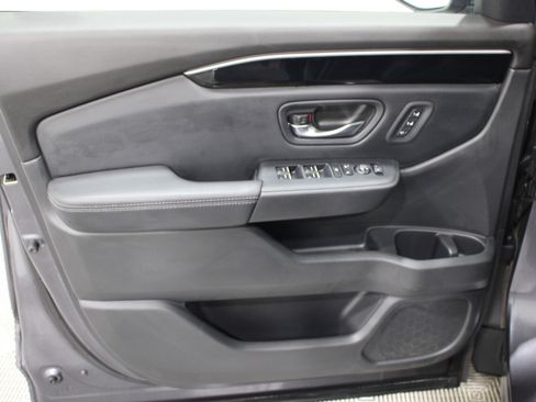 Used 2023 Honda Pilot Touring image 6