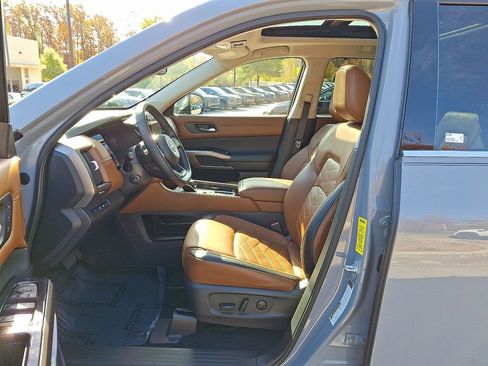 Used 2022 Nissan Pathfinder Platinum w/ Cargo Package image 14