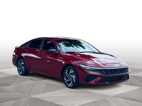 Used 2025 Hyundai Elantra Sport FWD image 2