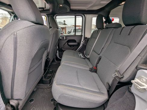 Used 2024 Jeep Wrangler Unlimited image 18