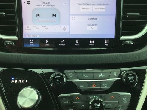 Used 2023 Chrysler Pacifica Touring-L FWD image 13