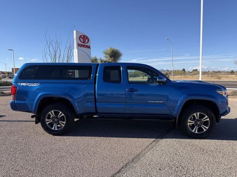 Used 2016 Toyota Tacoma TRD Sport image 7