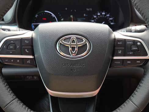 Used 2025 Toyota Sienna XLE FWD image 31