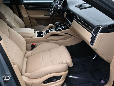 Used 2023 Porsche Cayenne E-Hybrid image 12