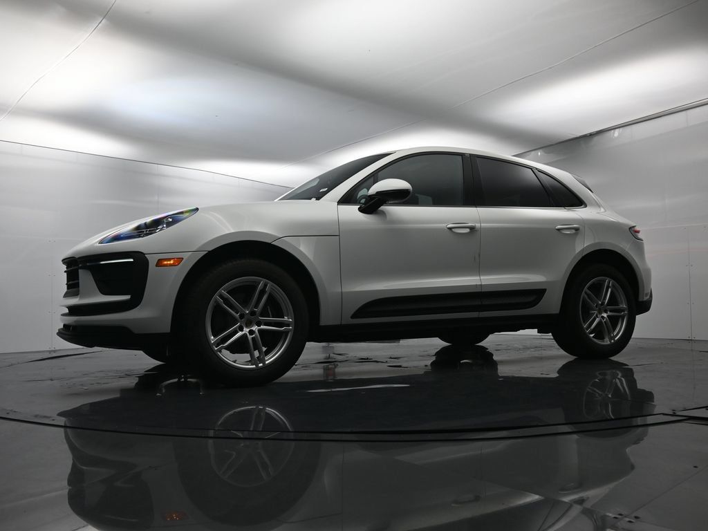 Certified 2025 Porsche Macan AWD/4WD image 46