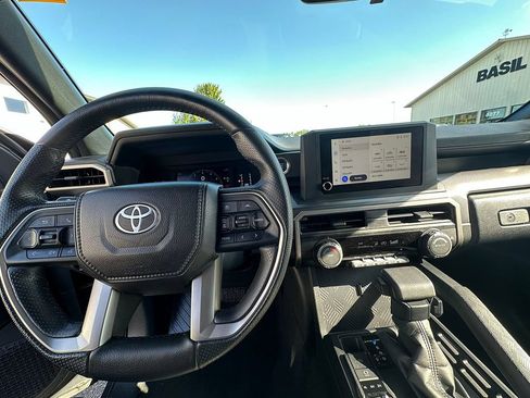 Used 2025 Toyota 4Runner SR5 AWD/4WD image 29