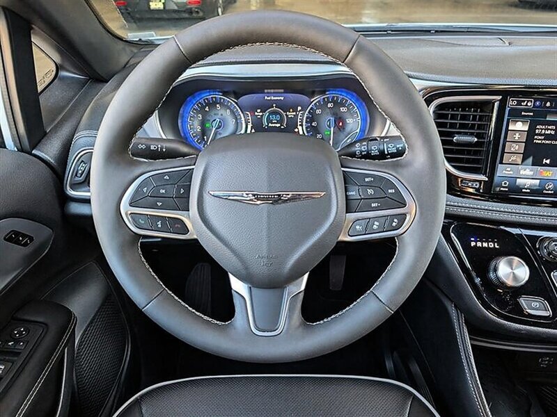 Used 2026 Chrysler Pacifica Limited FWD image 19