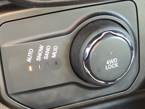 Used 2019 Jeep Renegade Limited image 9