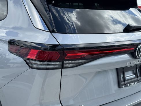 New 2025 Volkswagen Tiguan SE image 9