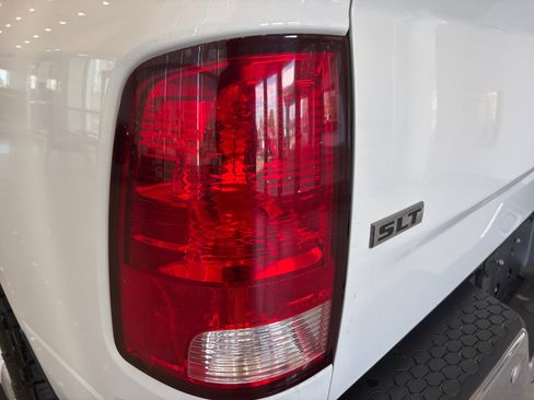Used 2022 RAM 1500 Classic SLT w/ Electronics Group AWD/4WD image 18