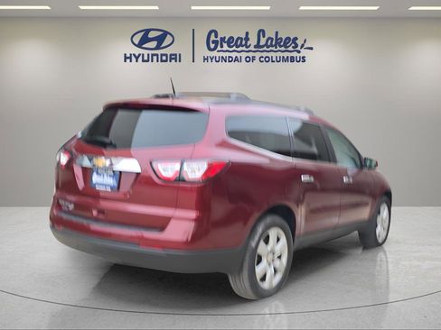 Used 2017 Chevrolet Traverse LT w/ Style and Technology Package FWD image 5