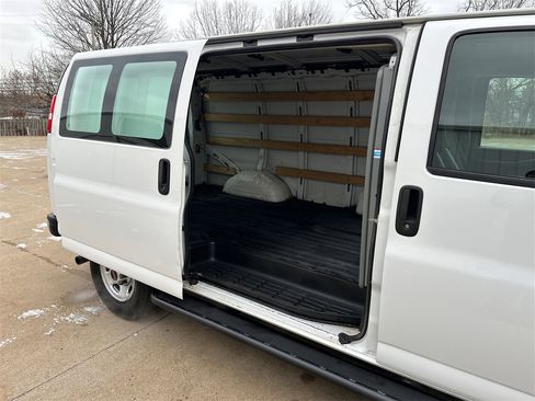 Used 2018 GMC Savana 2500 w/ Driver Convenience Package image 10