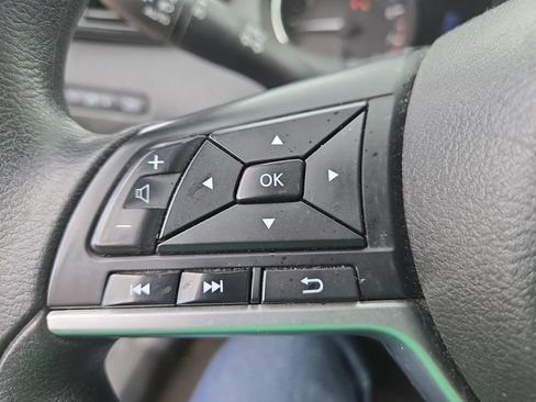 Used 2018 Nissan Rogue SV AWD/4WD image 16