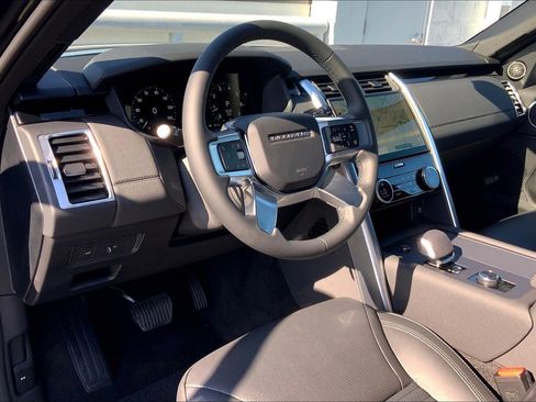 New 2025 Land Rover Discovery S image 5