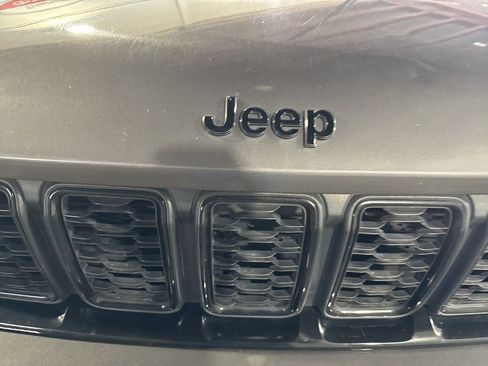 Used 2023 Jeep Grand Cherokee Altitude image 4