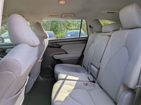 Used 2020 Toyota Highlander LE image 13