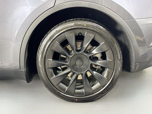 Used 2022 Tesla Model Y Long Range image 36