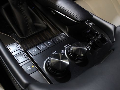 Used 2019 Lexus LX 570 4WD w/ Inspiration Series image 68