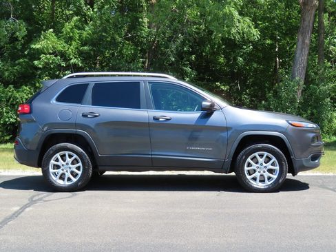 Used 2017 Jeep Cherokee Latitude w/ Comfort/Convenience Group AWD/4WD image 2