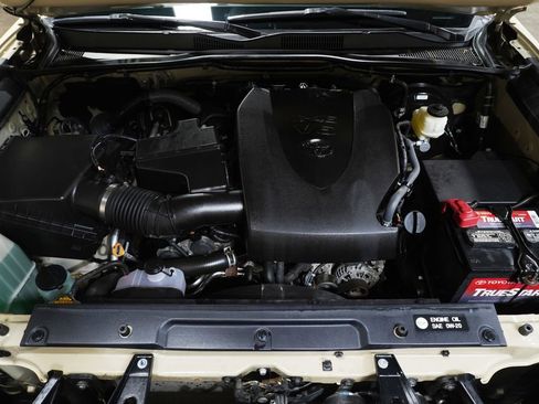 Used 2017 Toyota Tacoma TRD Sport image 9