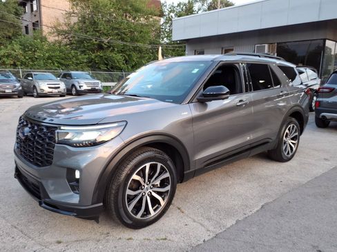 Certified 2025 Ford Explorer ST-Line AWD/4WD image 7