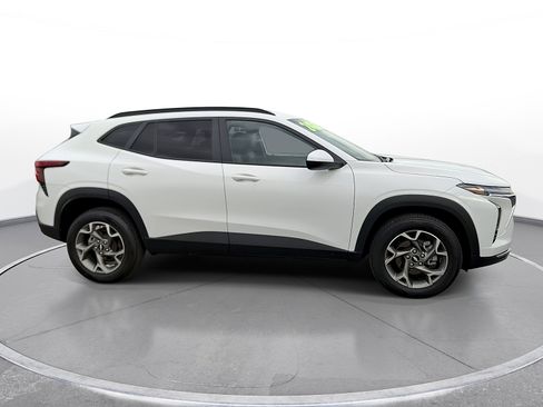 Used 2025 Chevrolet Trax LT FWD image 9
