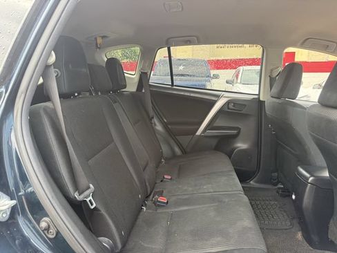 Used 2018 Toyota RAV4 LE FWD image 28