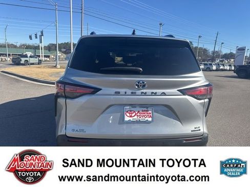 Used 2021 Toyota Sienna XLE image 4
