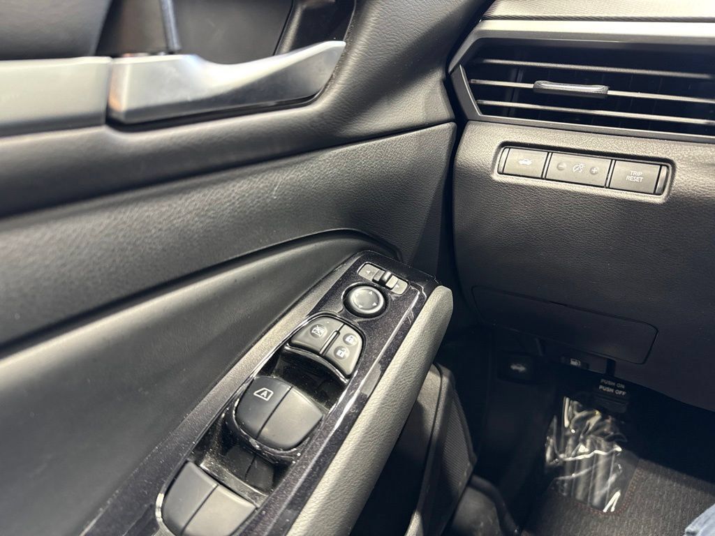 Used 2024 Nissan Altima 2.5 SR FWD image 9