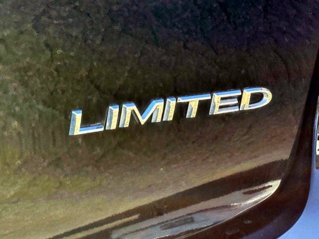 Certified 2024 Chrysler Pacifica Limited FWD image 11
