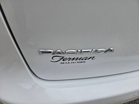 Used 2023 Chrysler Pacifica Touring-L FWD image 10